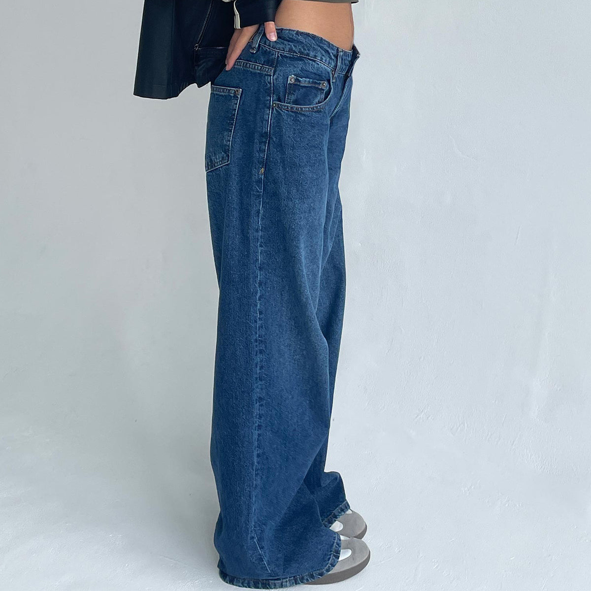 Women’s Low-Rise Vintage Wide Leg Jeans